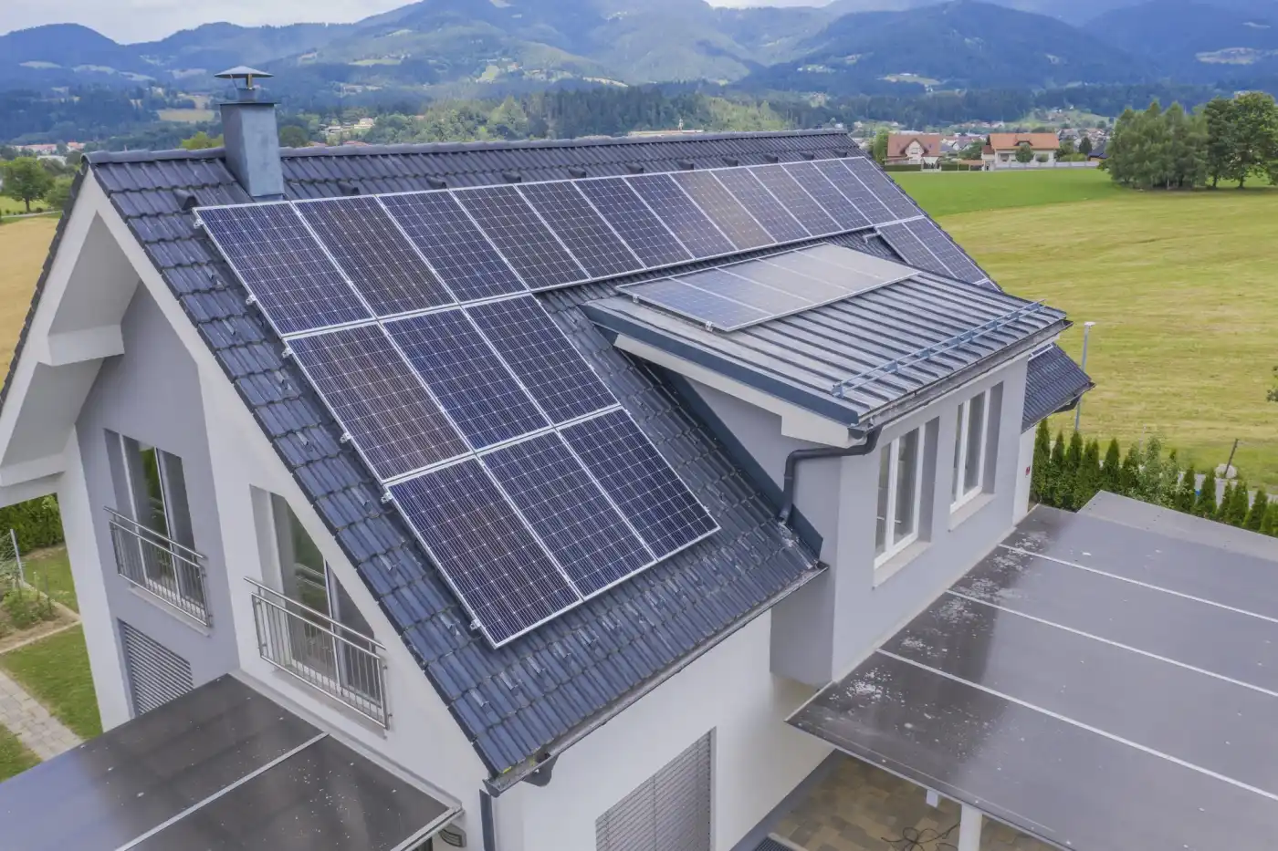 Haus mit Solaranlagen